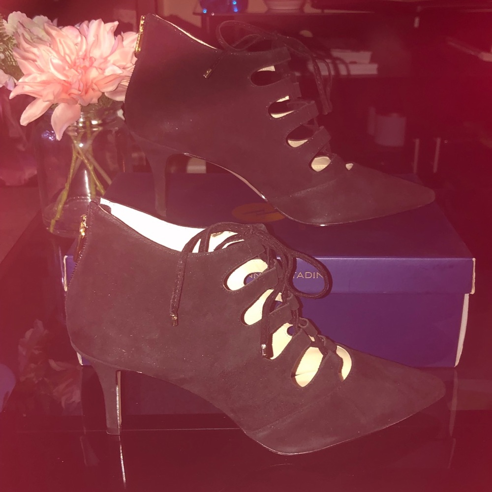 Black Adrienne Vittadini Netted Heels